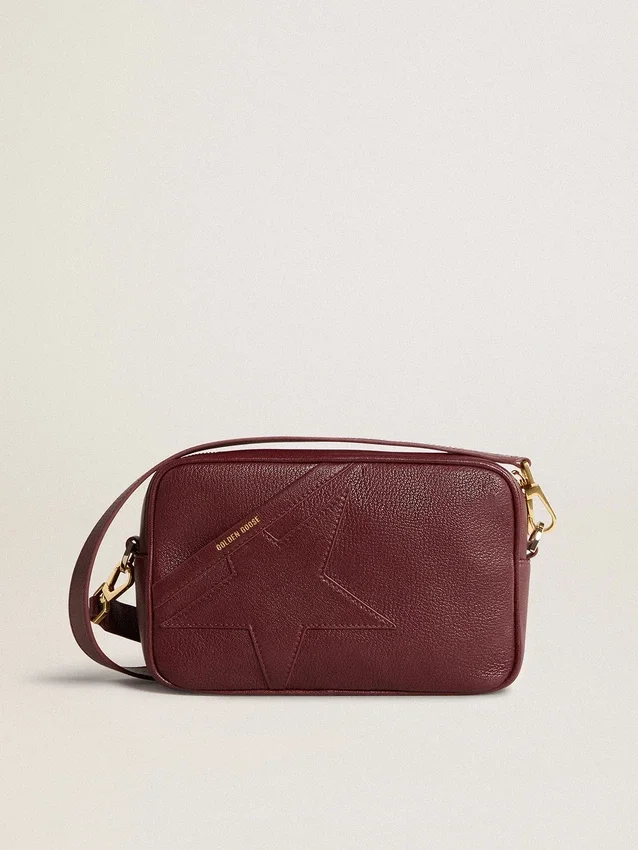 Star Bag aus weinrotem Leder mit Ton-in-Ton-Stern