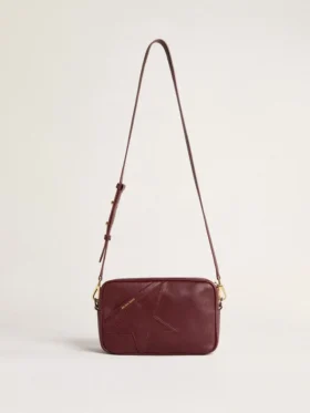 Star Bag aus weinrotem Leder mit Ton-in-Ton-Stern