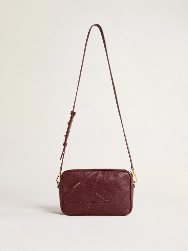 Star Bag aus weinrotem Leder mit Ton-in-Ton-Stern