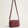 Star Bag aus weinrotem Leder mit Ton-in-Ton-Stern