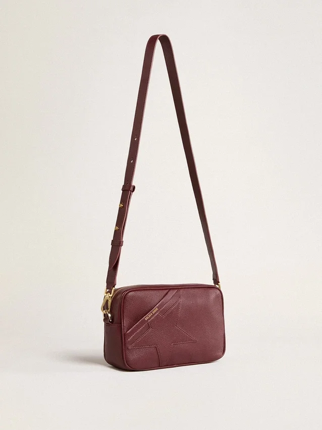 Star Bag aus weinrotem Leder mit Ton-in-Ton-Stern