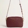 Star Bag aus weinrotem Leder mit Ton-in-Ton-Stern