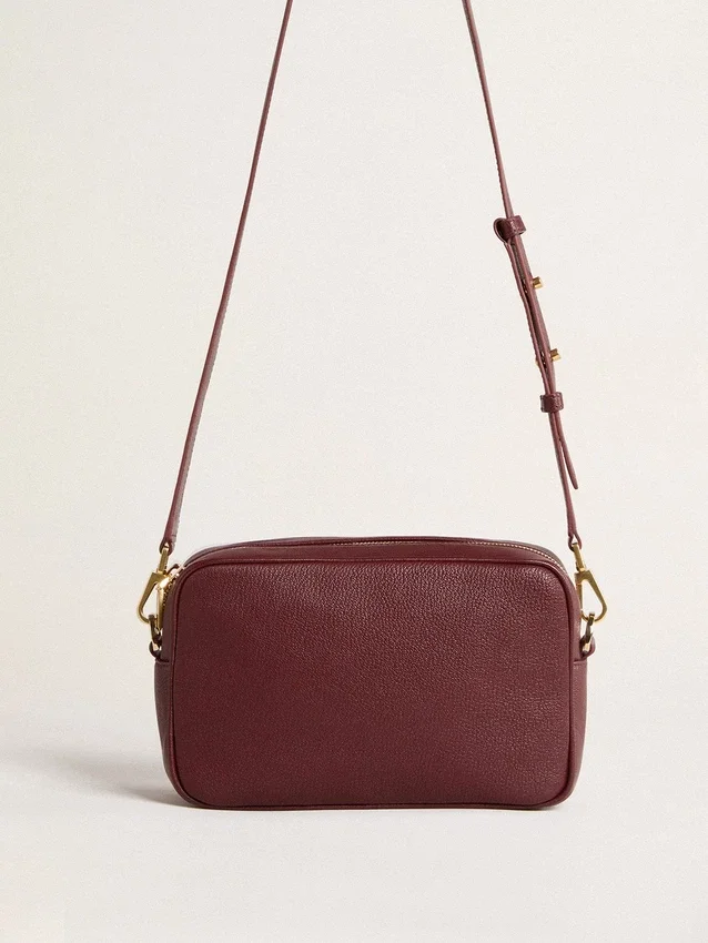 Star Bag aus weinrotem Leder mit Ton-in-Ton-Stern