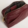 Star Bag aus weinrotem Leder mit Ton-in-Ton-Stern