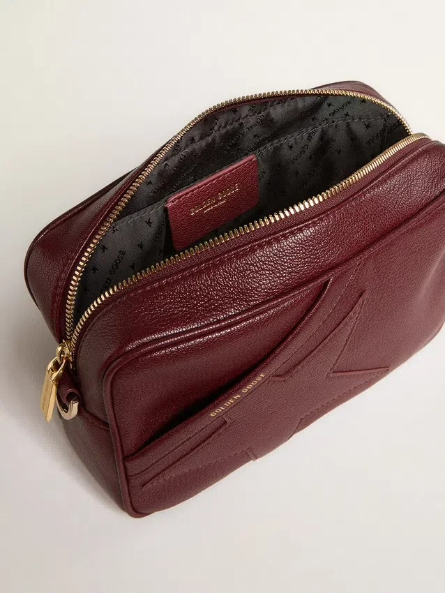 Star Bag aus weinrotem Leder mit Ton-in-Ton-Stern