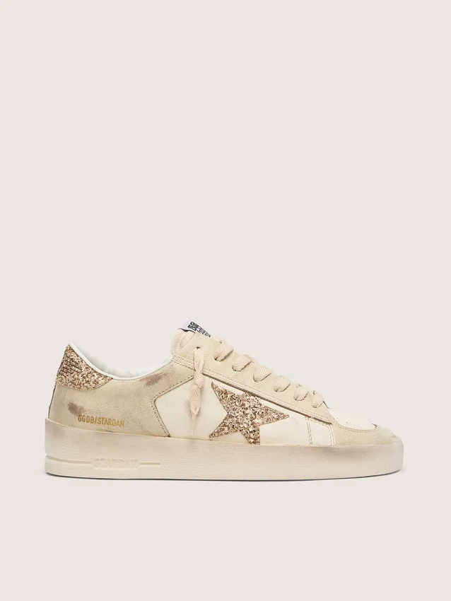 Stardan für Damen aus ecrufarbenem Nappaleder mit goldenem Glitzerstern und Fersenlasche