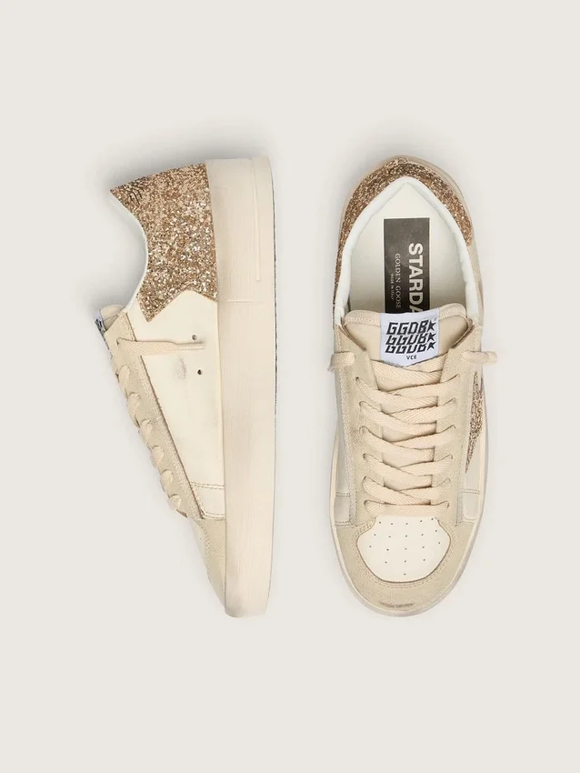 Stardan für Damen aus ecrufarbenem Nappaleder mit goldenem Glitzerstern und Fersenlasche