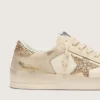 Stardan für Damen aus ecrufarbenem Nappaleder mit goldenem Glitzerstern und Fersenlasche