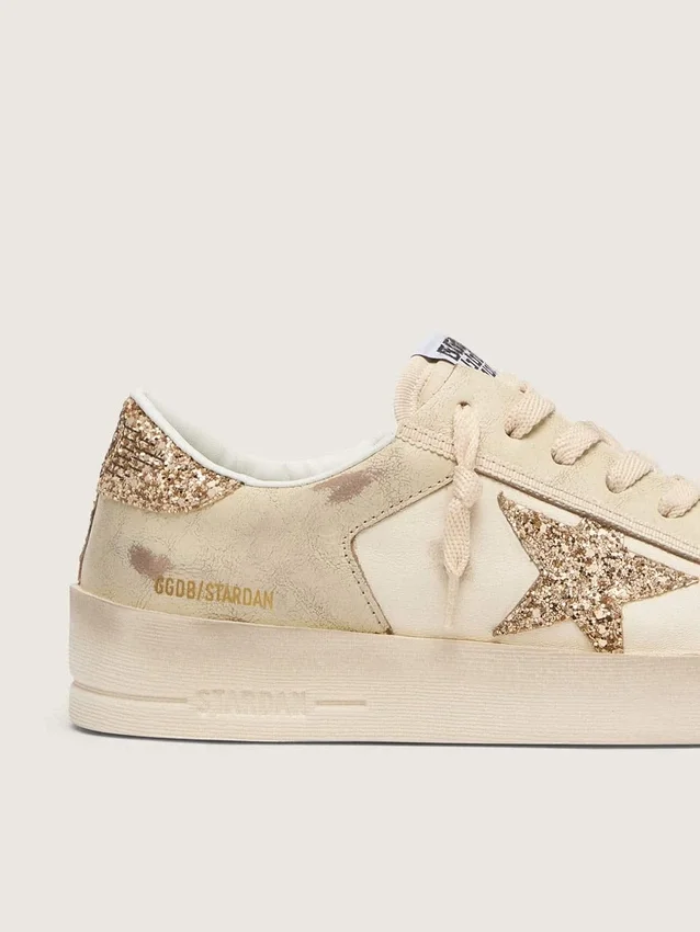 Stardan für Damen aus ecrufarbenem Nappaleder mit goldenem Glitzerstern und Fersenlasche