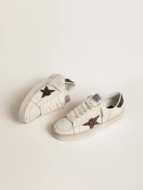 Stardan für Damen aus weissem Leder mit braunem Glitzerstern und Fersenlasche