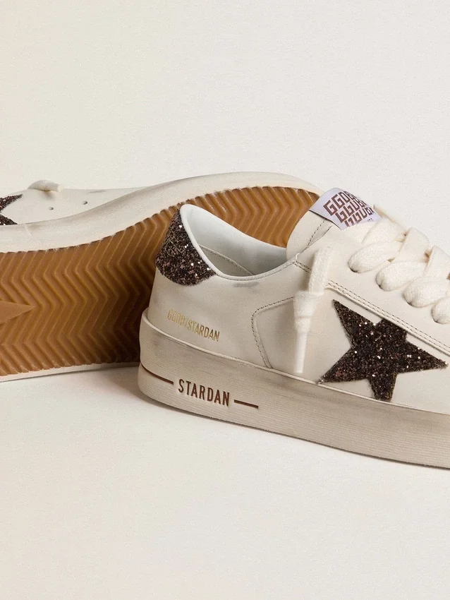 Stardan für Damen aus weissem Leder mit braunem Glitzerstern und Fersenlasche