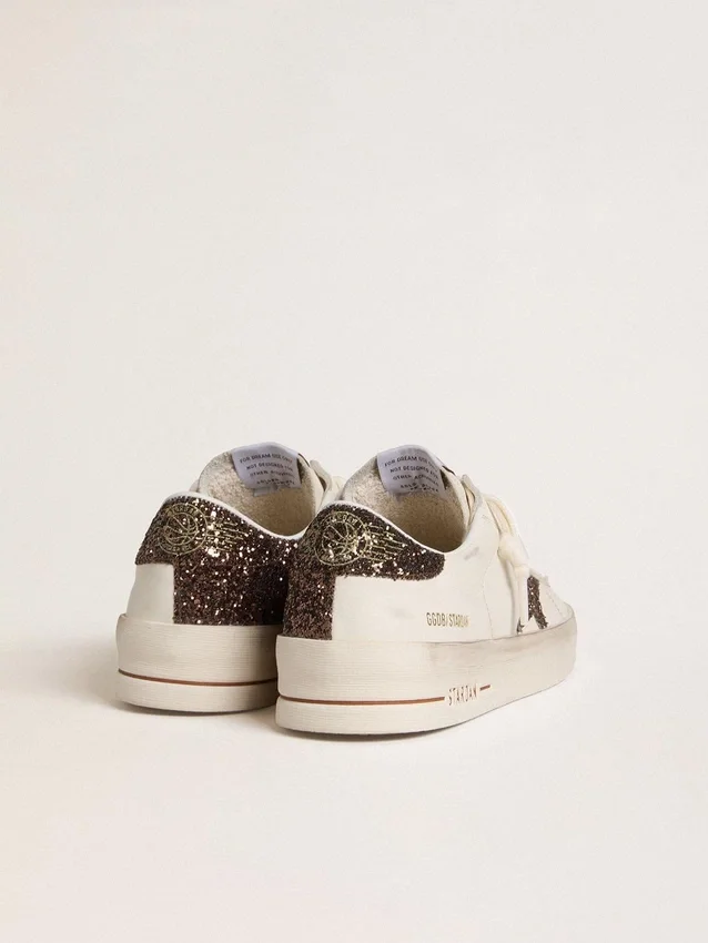 Stardan für Damen aus weissem Leder mit braunem Glitzerstern und Fersenlasche