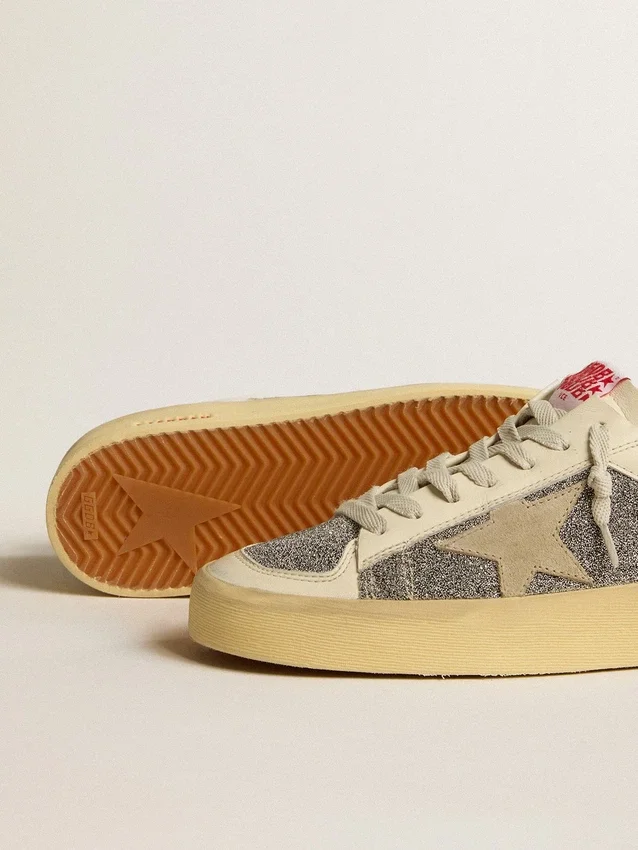 Stardan für Damen aus Wildleder mit sandfarbenem Stern und silbernen Swarovski-Kristalleinsätzen