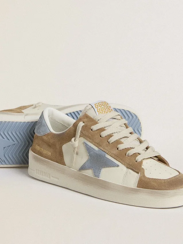 Stardan LTD aus weissem Leder und tabakfarbenem Wildleder mit hellblauem Wildlederstern und Fersenlasche