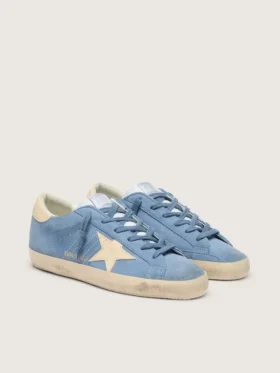 Super-Star aus hellblauem Wildleder mit beigem Lederstern und Fersenlasche