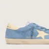 Super-Star aus hellblauem Wildleder mit beigem Lederstern und Fersenlasche