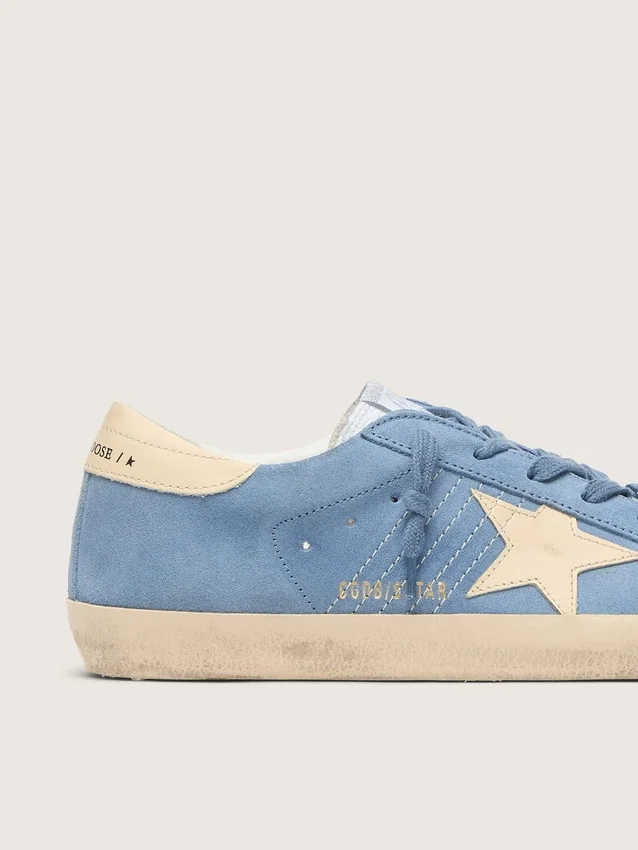 Super-Star aus hellblauem Wildleder mit beigem Lederstern und Fersenlasche