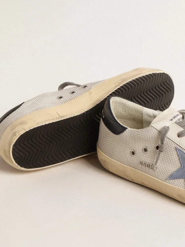 Super-Star aus hellsilbernem Mesh mit hellblauem Stern aus Wildleder