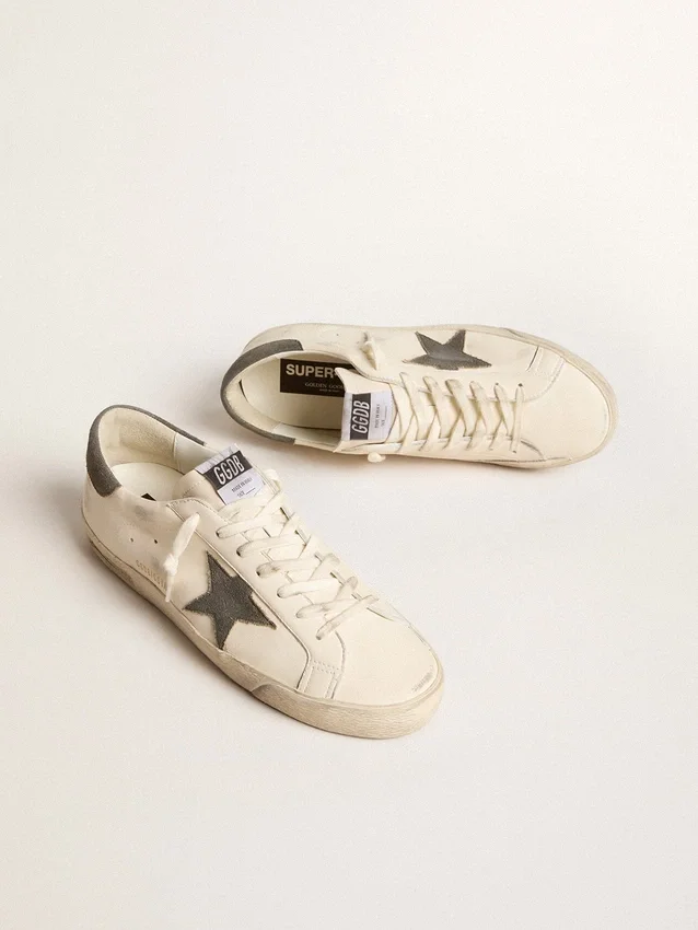Super-Star aus Nappa mit grauem Stern aus Wildleder und Fersenlasche