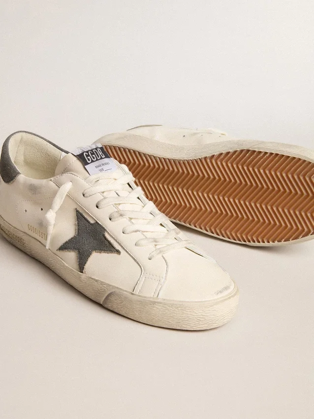 Super-Star aus Nappa mit grauem Stern aus Wildleder und Fersenlasche