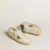 Super-Star aus weissem Leder und Wildleder mit silbernem und goldenem Lederstern