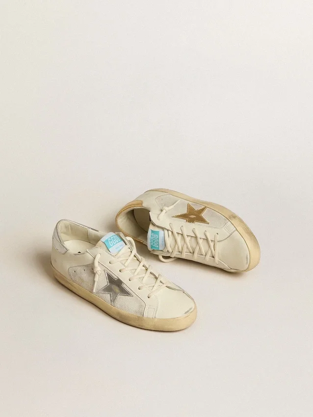 Super-Star aus weissem Leder und Wildleder mit silbernem und goldenem Lederstern