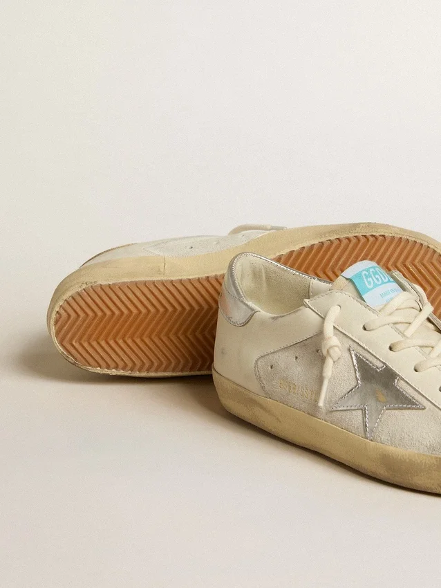 Super-Star aus weissem Leder und Wildleder mit silbernem und goldenem Lederstern