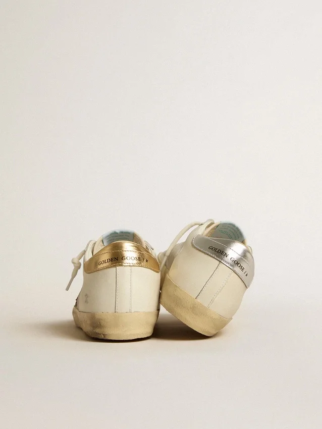 Super-Star aus weissem Leder und Wildleder mit silbernem und goldenem Lederstern