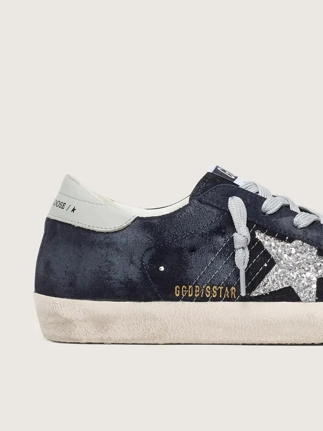 Super-Star für Damen aus blauem Wildleder mit silbernem Glitzerstern und Lederlasche an der Ferse
