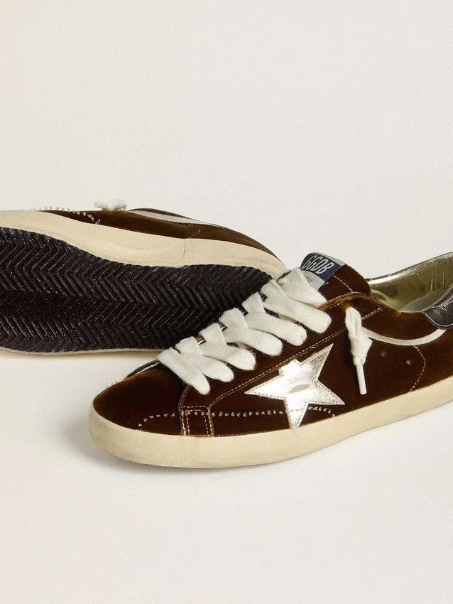 Super-Star für Damen aus cognacfarbenem Samt mit Stern und Fersenlasche aus Metallic-Leder