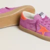 Super-Star für Damen aus fuchsiafarbenem Wildleder mit einem Stern und einer Fersenlasche aus fluoreszierendem orangefarbenem laminiertem Leder