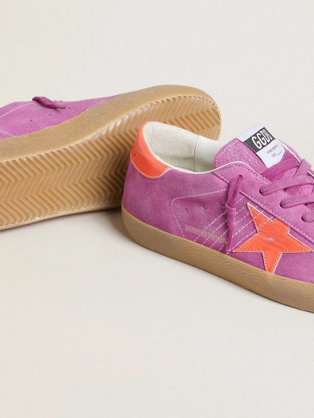 Super-Star für Damen aus fuchsiafarbenem Wildleder mit einem Stern und einer Fersenlasche aus fluoreszierendem orangefarbenem laminiertem Leder