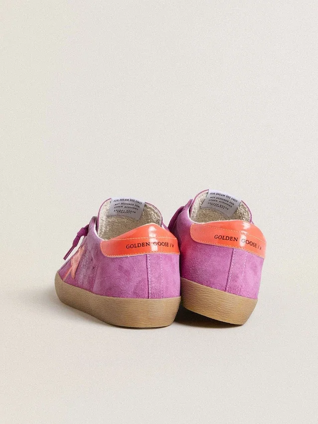 Super-Star für Damen aus fuchsiafarbenem Wildleder mit einem Stern und einer Fersenlasche aus fluoreszierendem orangefarbenem laminiertem Leder