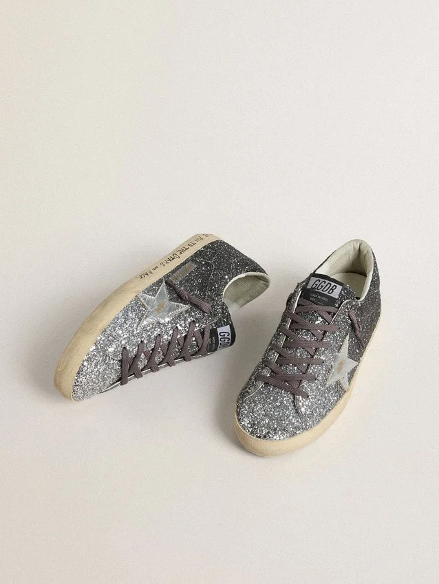 Super-Star für Damen mit glitzerndem Obermaterial und silbernem Stern aus Metallic-Leder