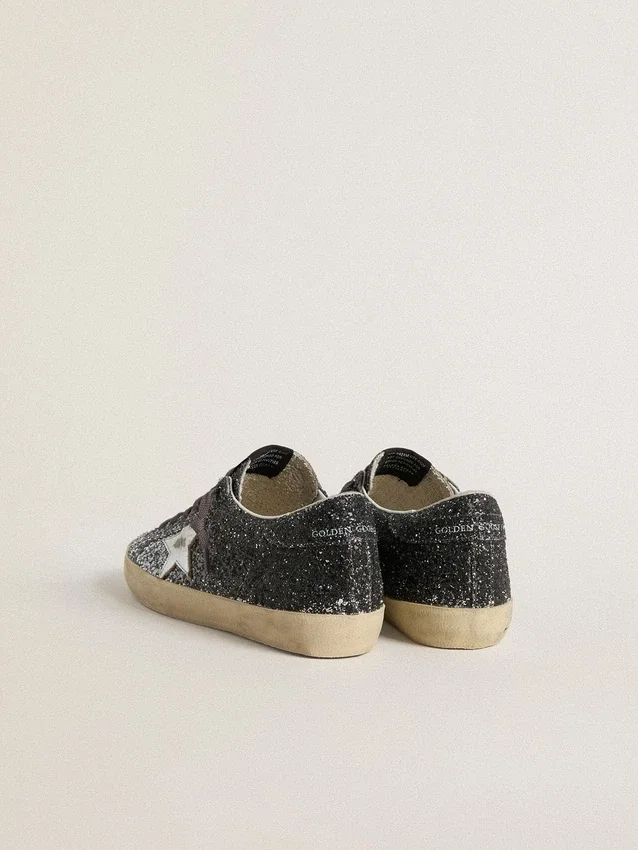 Super-Star für Damen mit glitzerndem Obermaterial und silbernem Stern aus Metallic-Leder