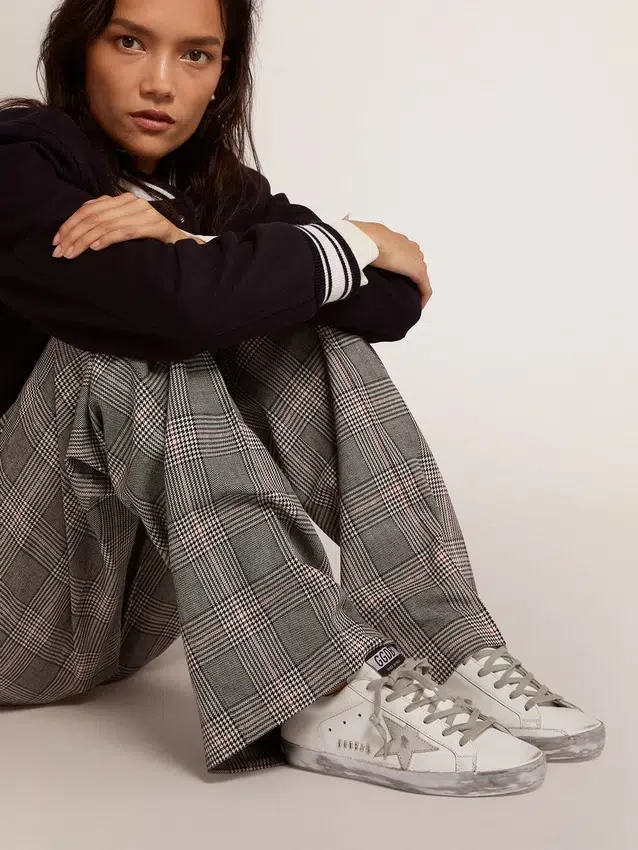 Super-Star für Damen mit silberglitzerndem Foxing und Metallnieten-Schriftzug