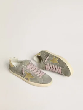 Super-Star für Herren aus grauem Wildleder mit goldfarbenem Stern aus Metallic-Leder und Fersenlasche