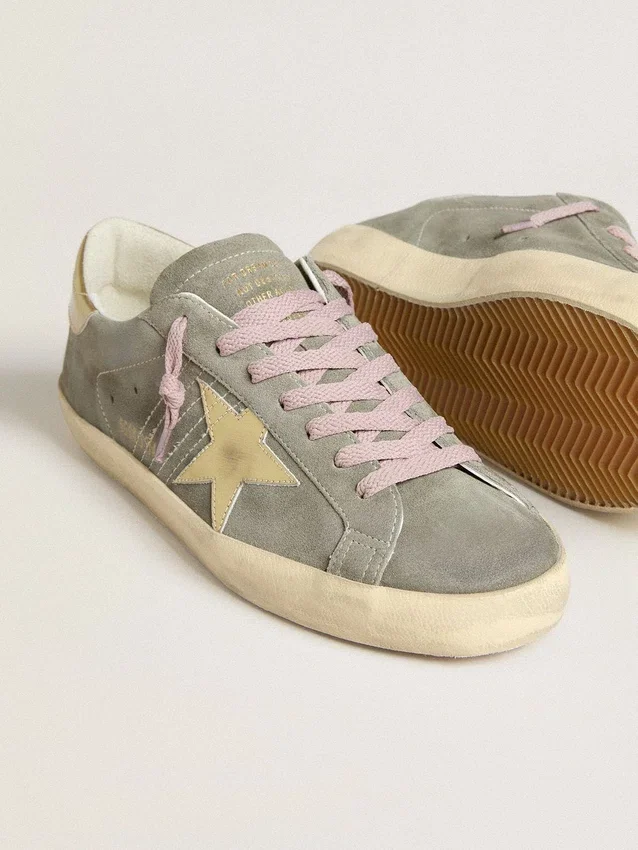 Super-Star für Herren aus grauem Wildleder mit goldfarbenem Stern aus Metallic-Leder und Fersenlasche