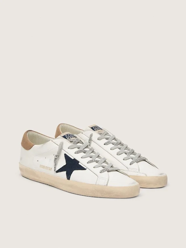 Super-Star für Herren aus weissem Leder mit mitternachtsblauem Canvas-Stern und Fersenlasche aus tabakfarbenem Leder