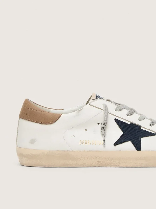 Super-Star für Herren aus weissem Leder mit mitternachtsblauem Canvas-Stern und Fersenlasche aus tabakfarbenem Leder