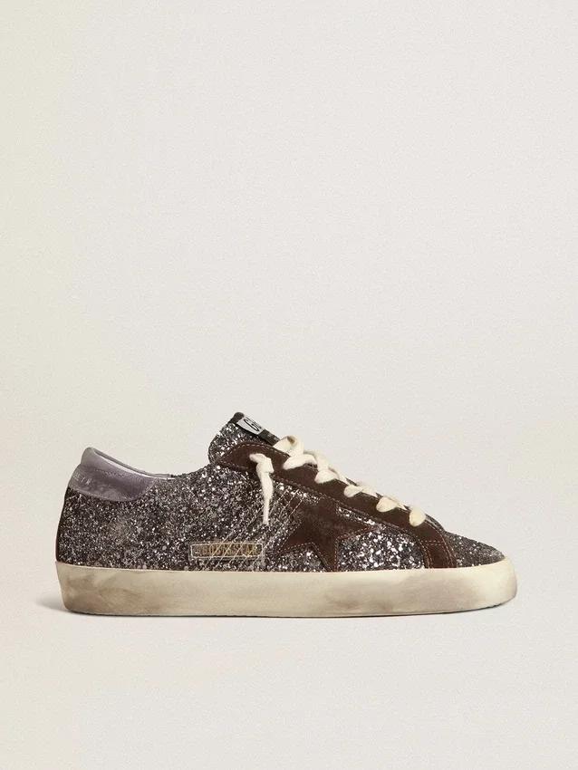 Super-Star in Glitzeroptik mit braunem Stern und lila Fersenlasche