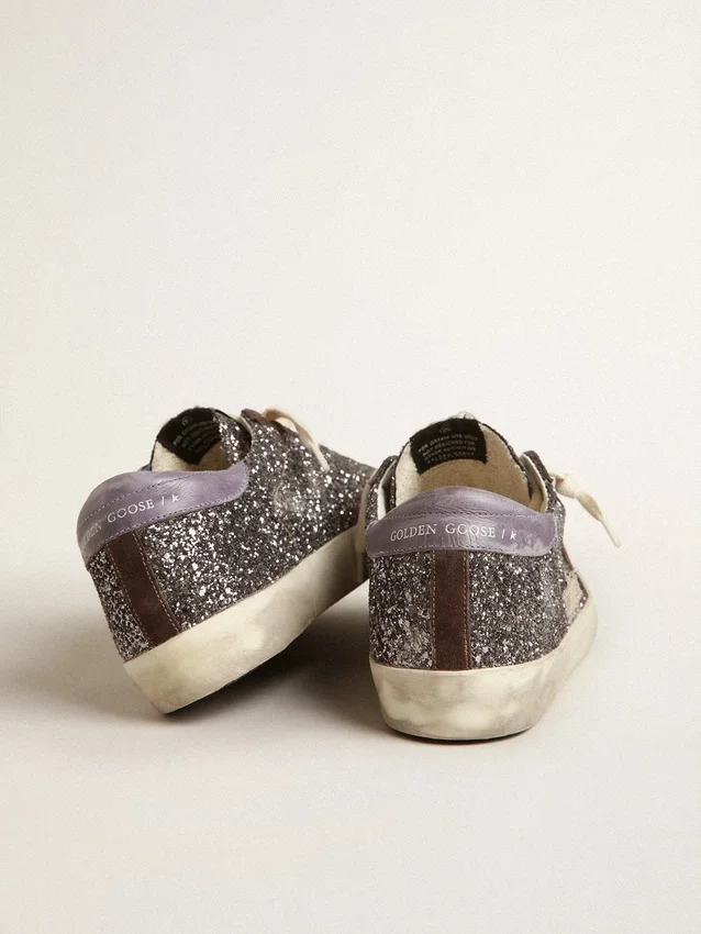 Super-Star in Glitzeroptik mit braunem Stern und lila Fersenlasche