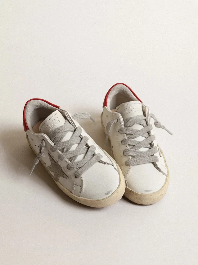 Super-Star Junior mit Stern aus Wildleder und roter Lederlasche an der Ferse