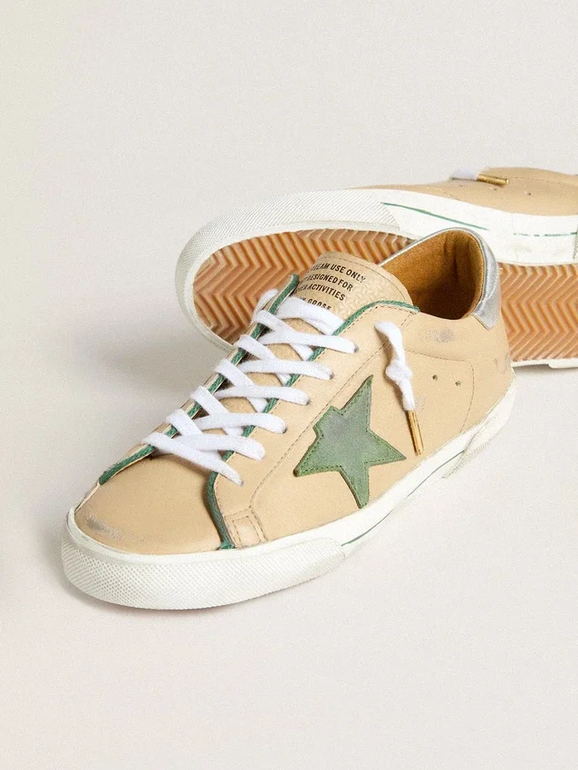 Super-Star LTD aus beigem Leder mit grünem Stern aus Wildleder und silberfoliertem Lederlaschen an der Ferse