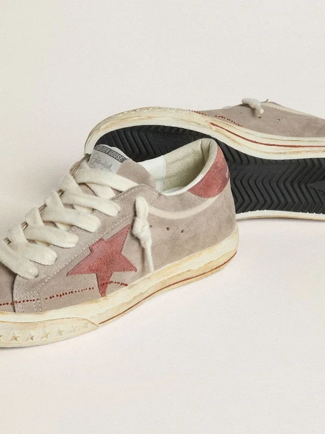 Super-Star LTD für Damen aus grauem Wildleder mit rotem Stern und Fersenlasche aus gewachstem Wildleder