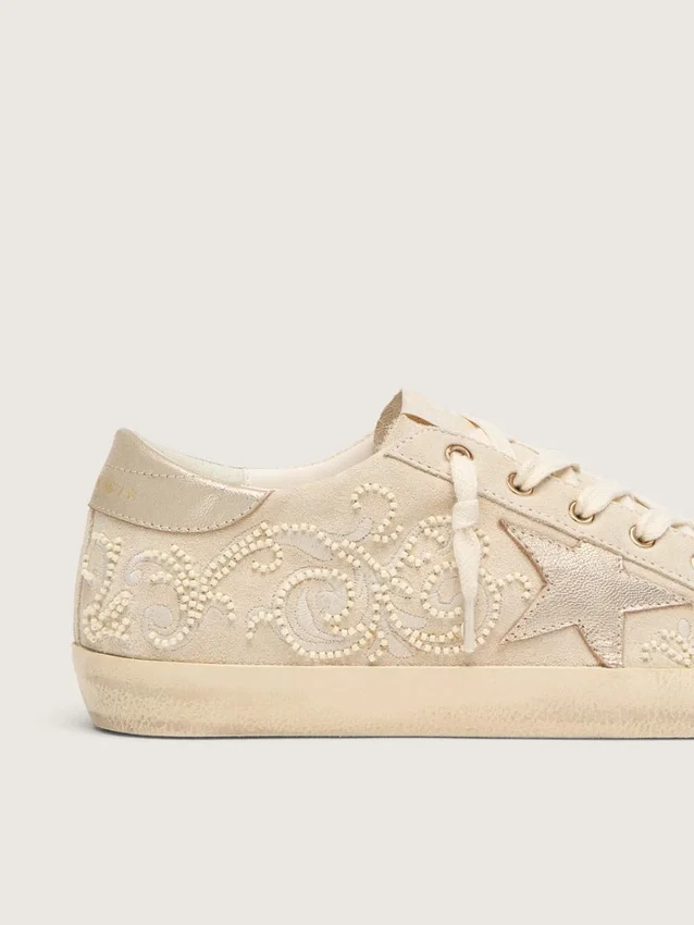 Super-Star LTD für Damen aus perlfarbigem Wildleder mit goldenem Stern und Perlenstickerei