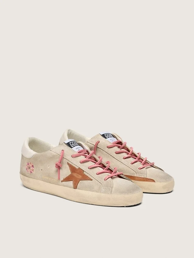Super-Star LTD für Damen aus perlfarbigem Wildleder mit ziegelrotem Stern und Stickerei
