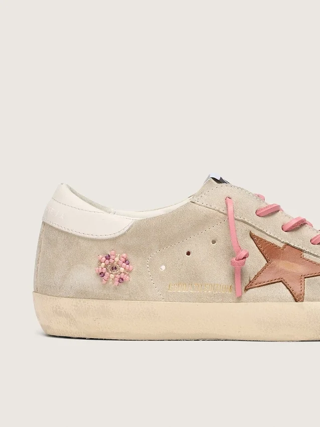 Super-Star LTD für Damen aus perlfarbigem Wildleder mit ziegelrotem Stern und Stickerei