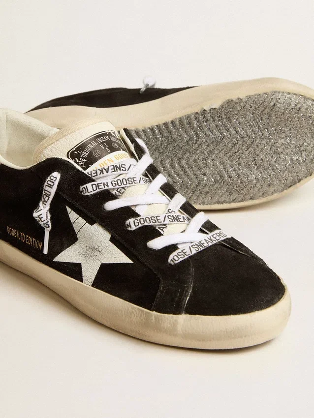 Super-Star LTD für Damen aus schwarzem Wildleder mit weissem aufgedrucktem Stern und silberner Glitzer-Fersenlasche