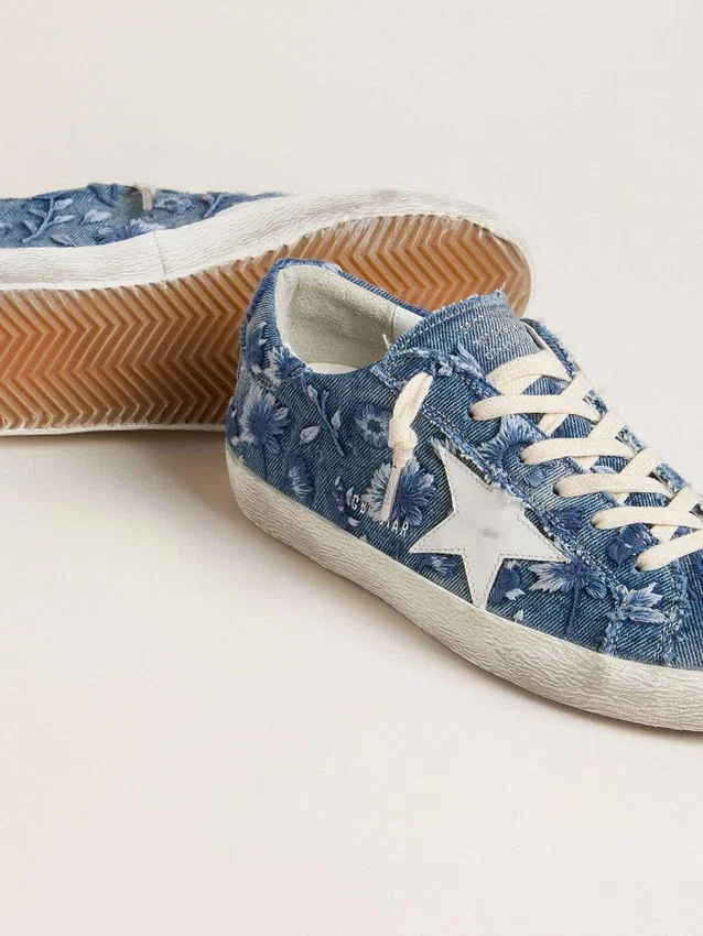 Super-Star LTD für Damen in hellblauem Denim mit weissem Lederstern und gestickten Blumen